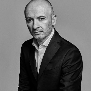 Portrait of Óscar García Maceiras, CEO of Inditex, in black and white.